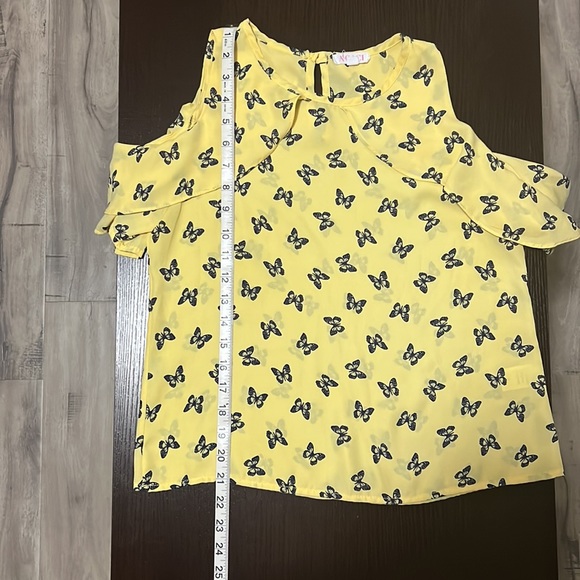 Butterfly 🦋 cold‎ shoulder top - Picture 5 of 6